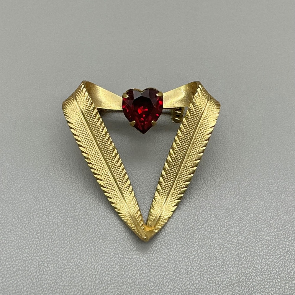 Heart Brooch Women Gold Red Rhinestone Textured V-Shape Ribbon Vintage Pin